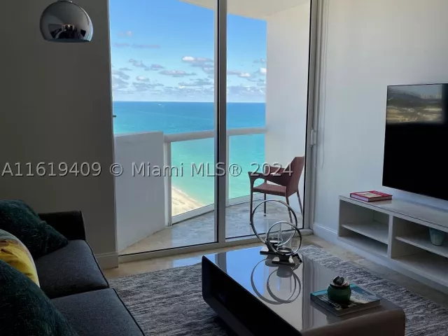 1-bedroom condo for rent in Miami Beach - 6365 Collins Ave 2610 - MondialRealty