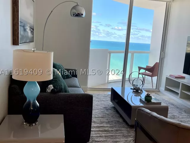 1-bedroom condo for rent in Miami Beach - 6365 Collins Ave 2610 - MondialRealty