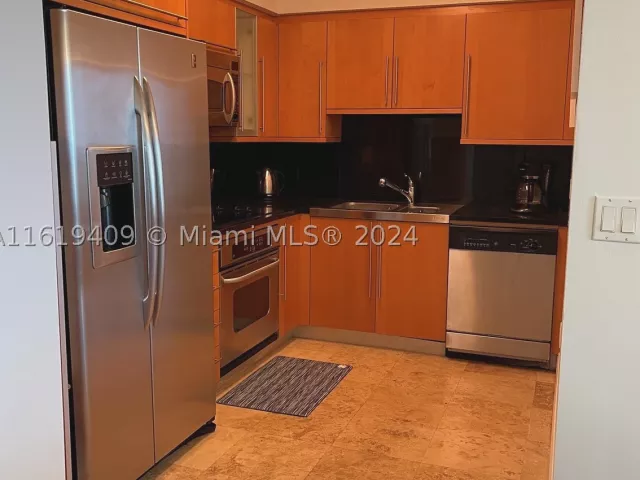 1-bedroom condo for rent in Miami Beach - 6365 Collins Ave 2610 - MondialRealty