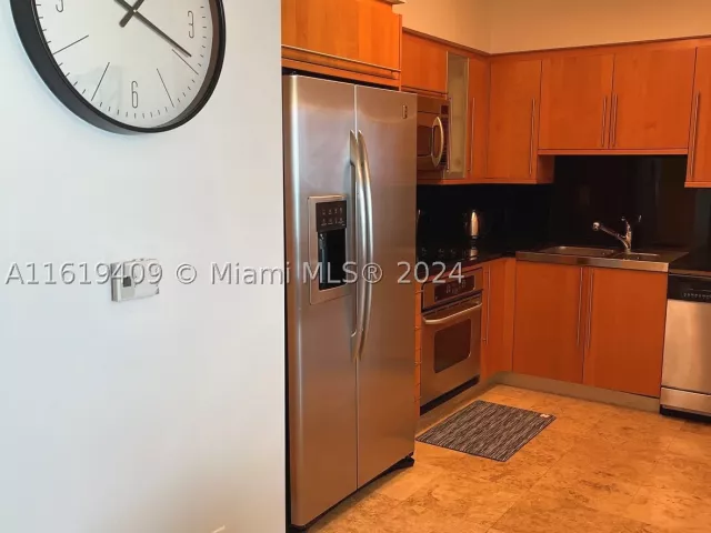 1-bedroom condo for rent in Miami Beach - 6365 Collins Ave 2610 - MondialRealty