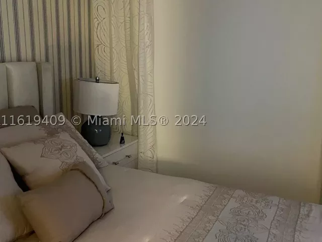 1-bedroom condo for rent in Miami Beach - 6365 Collins Ave 2610 - MondialRealty