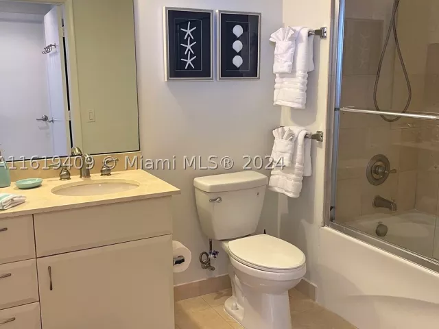 1-bedroom condo for rent in Miami Beach - 6365 Collins Ave 2610 - MondialRealty