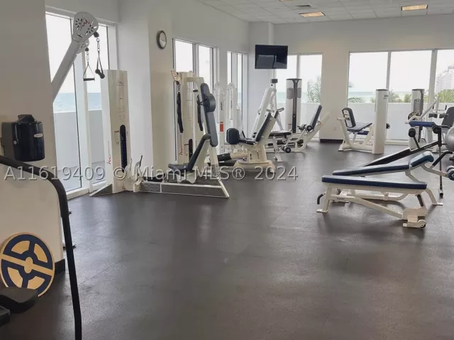 1-bedroom condo for rent in Miami Beach - 6365 Collins Ave 2610 - MondialRealty