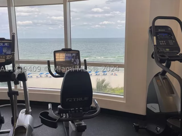 1-bedroom condo for rent in Miami Beach - 6365 Collins Ave 2610 - MondialRealty