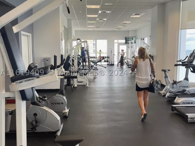 1-bedroom condo for rent in Miami Beach - 6365 Collins Ave 2610 - MondialRealty