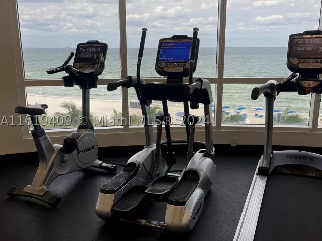 1-bedroom condo for rent in Miami Beach - 6365 Collins Ave 2610 - MondialRealty