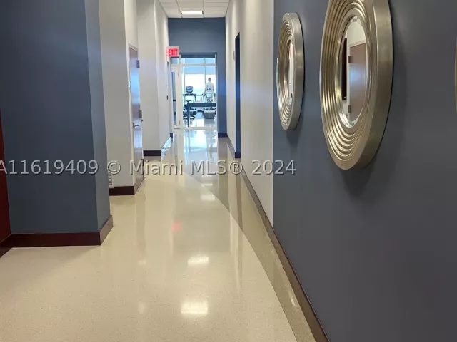 1-bedroom condo for rent in Miami Beach - 6365 Collins Ave 2610 - MondialRealty