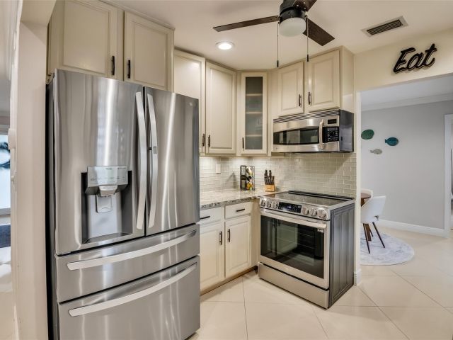 Home for rent at 2750 SE 4th St - photo 5542486