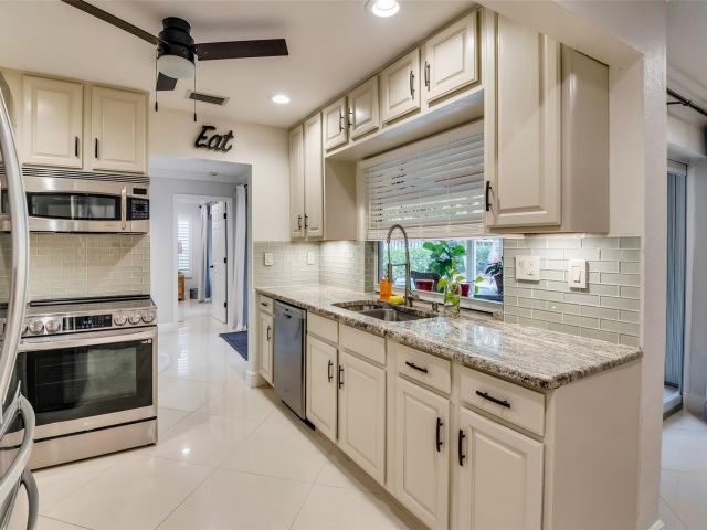 Home for rent at 2750 SE 4th St - photo 5542487