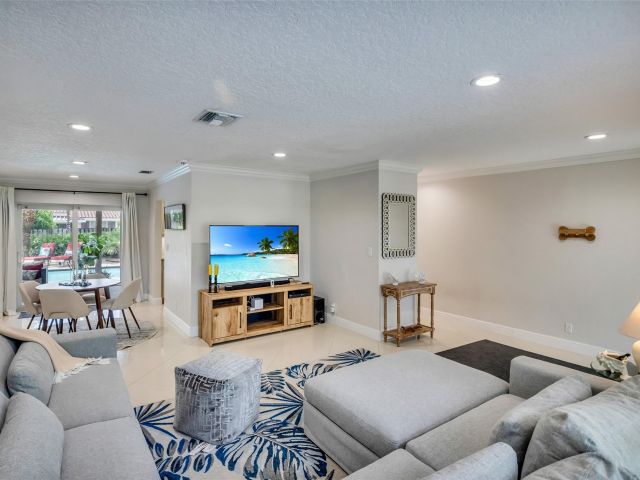 Home for rent at 2750 SE 4th St - photo 5542496