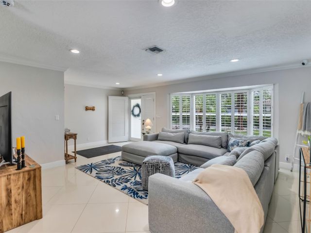 Home for rent at 2750 SE 4th St - photo 5542497