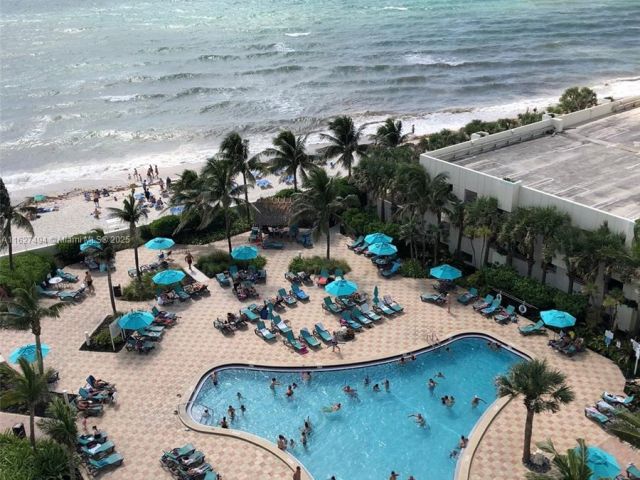 1-bedroom condo for rent in Hollywood - 3801 OCEAN DR 10H - MondialRealty