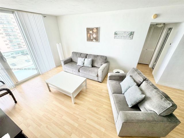 1-bedroom condo for rent in Hollywood - 3801 OCEAN DR 10H - MondialRealty
