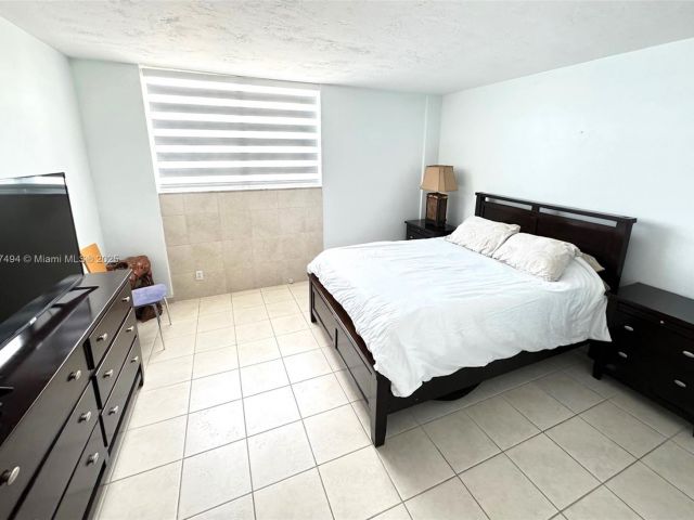 1-bedroom condo for rent in Hollywood - 3801 OCEAN DR 10H - MondialRealty