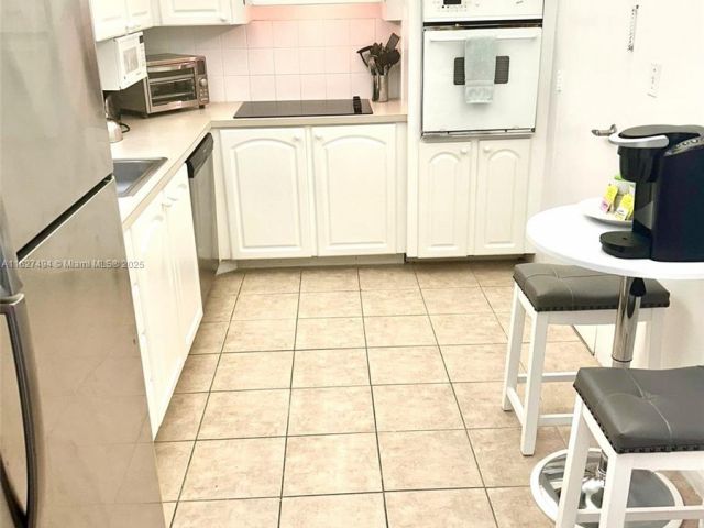 1-bedroom condo for rent in Hollywood - 3801 OCEAN DR 10H - MondialRealty