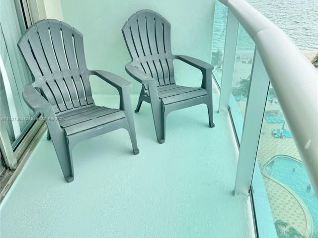 1-bedroom condo for rent in Hollywood - 3801 OCEAN DR 10H - MondialRealty