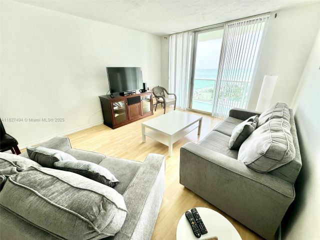 1-bedroom condo for rent in Hollywood - 3801 OCEAN DR 10H - MondialRealty