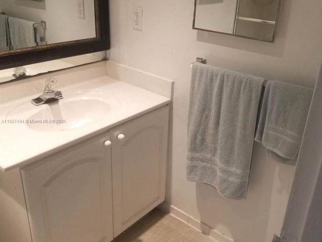 1-bedroom condo for rent in Hollywood - 3801 OCEAN DR 10H - MondialRealty