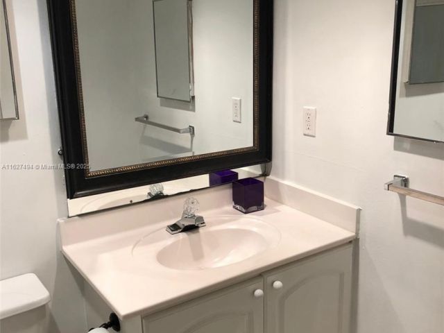 1-bedroom condo for rent in Hollywood - 3801 OCEAN DR 10H - MondialRealty