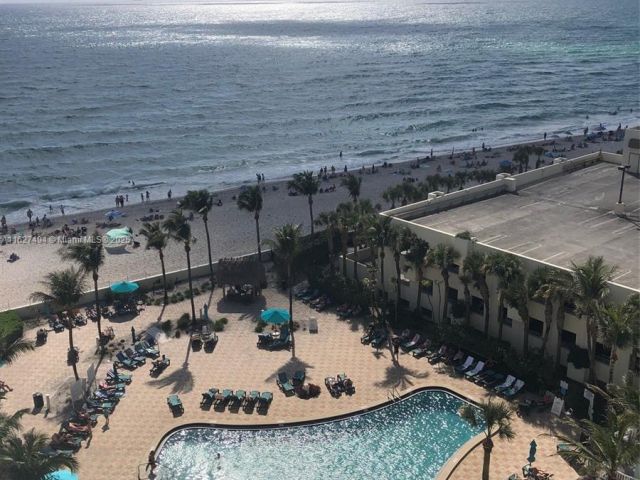 1-bedroom condo for rent in Hollywood - 3801 OCEAN DR 10H - MondialRealty