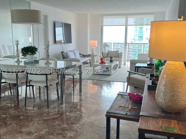 2-bedroom condo for sale in Miami Beach - 6039 Collins Ave 1728 - MondialRealty