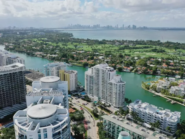 2-bedroom condo for sale in Miami Beach - 6039 Collins Ave 1728 - MondialRealty