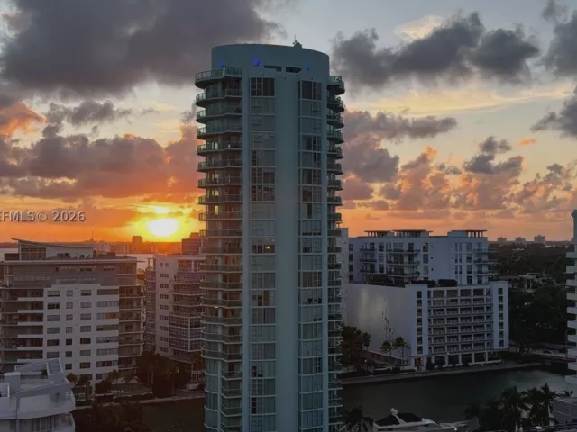 2-bedroom condo for sale in Miami Beach - 6039 Collins Ave 1728 - MondialRealty