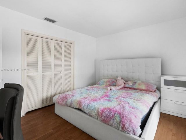 Home for sale at 633 N Crescent Dr - photo 5812457