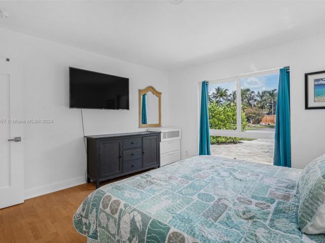 Home for sale at 633 N Crescent Dr - photo 5812459