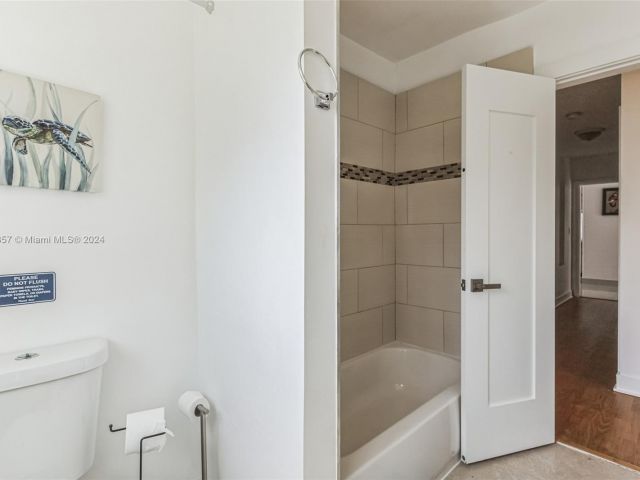 Home for sale at 633 N Crescent Dr - photo 5812461