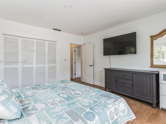 Home for sale at 633 N Crescent Dr - photo 5812463