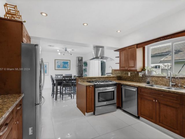 Home for sale at 633 N Crescent Dr - photo 5812464