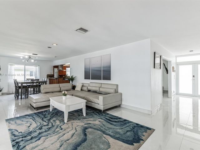 Home for sale at 633 N Crescent Dr - photo 5812469