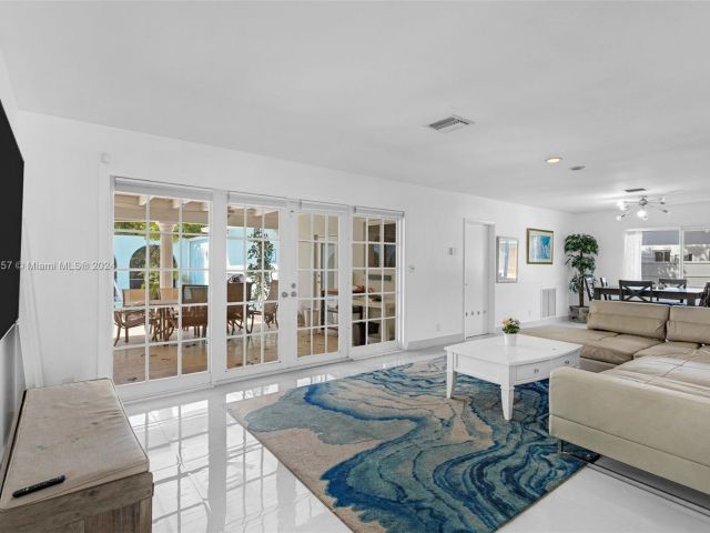 Home for sale at 633 N Crescent Dr - photo 5812470