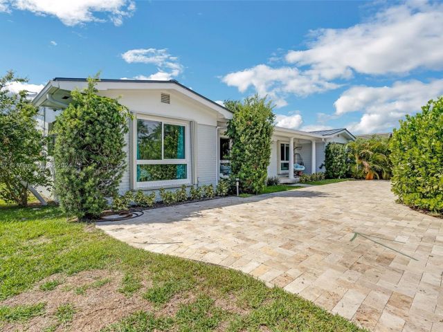 Home for sale at 633 N Crescent Dr - photo 5812472