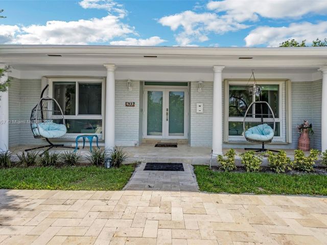 Home for sale at 633 N Crescent Dr - photo 5812475