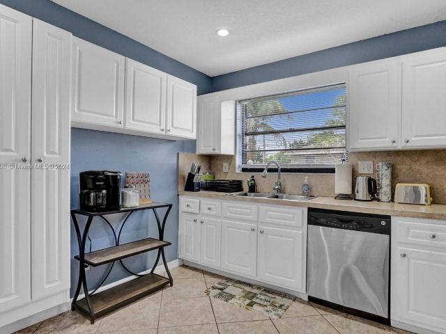 Home for sale at 208 SW 2nd Ave - photo 5523485