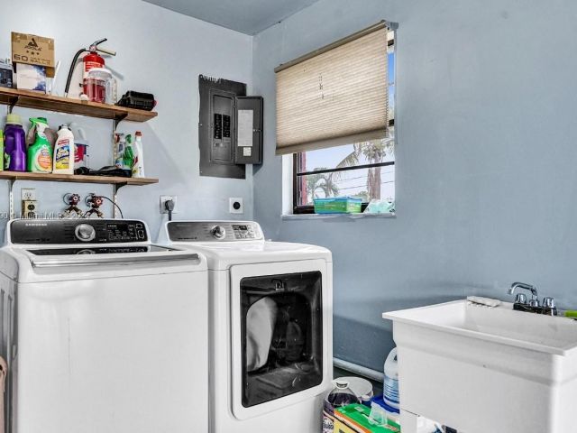 Home for sale at 208 SW 2nd Ave - photo 5523487