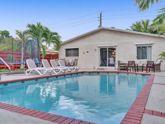 Home for sale at 208 SW 2nd Ave - photo 5523500