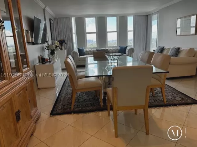 1-bedroom condo for rent in Miami Beach - 5401 Collins Ave 1123 - MondialRealty