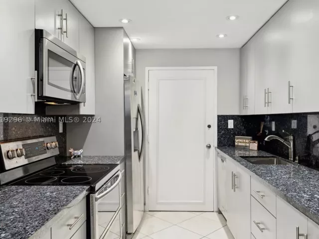 1-bedroom condo for rent in Miami Beach - 5401 Collins Ave 1123 - MondialRealty
