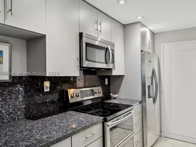 1-bedroom condo for rent in Miami Beach - 5401 Collins Ave 1123 - MondialRealty