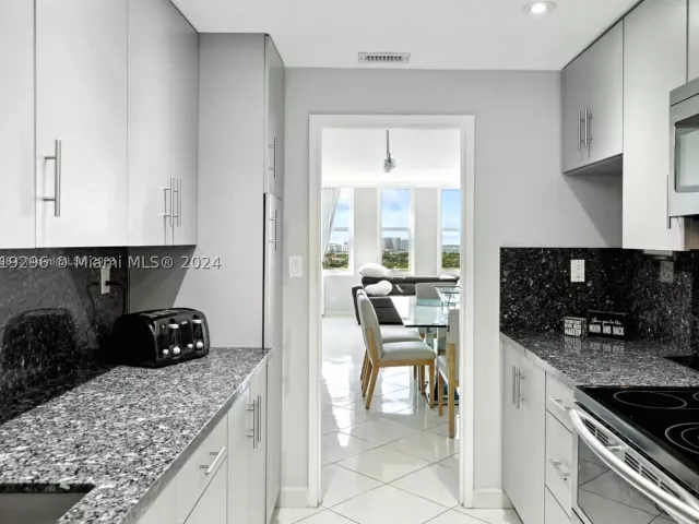 1-bedroom condo for rent in Miami Beach - 5401 Collins Ave 1123 - MondialRealty