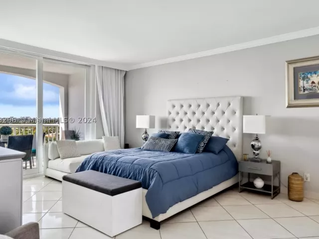 1-bedroom condo for rent in Miami Beach - 5401 Collins Ave 1123 - MondialRealty