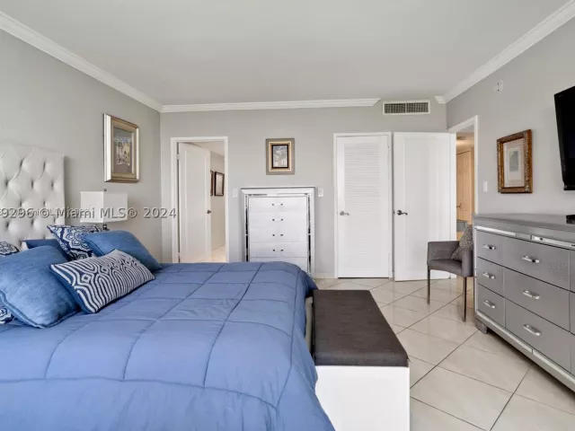 1-bedroom condo for rent in Miami Beach - 5401 Collins Ave 1123 - MondialRealty