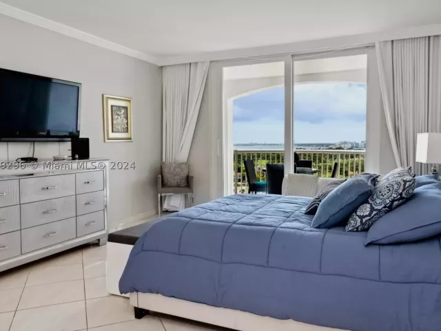1-bedroom condo for rent in Miami Beach - 5401 Collins Ave 1123 - MondialRealty