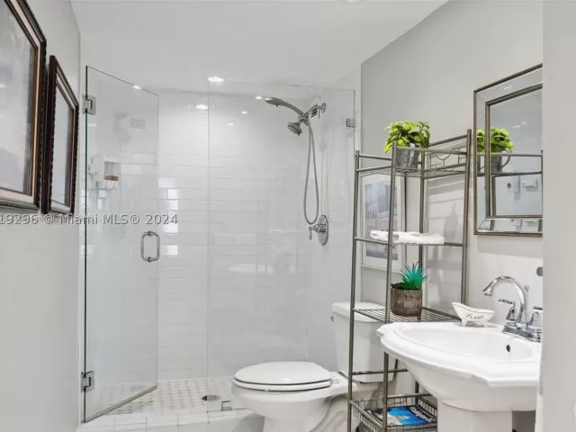 1-bedroom condo for rent in Miami Beach - 5401 Collins Ave 1123 - MondialRealty