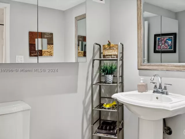 1-bedroom condo for rent in Miami Beach - 5401 Collins Ave 1123 - MondialRealty