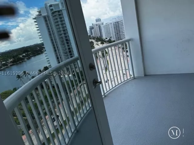 1-bedroom condo for rent in Miami Beach - 5401 Collins Ave 1123 - MondialRealty
