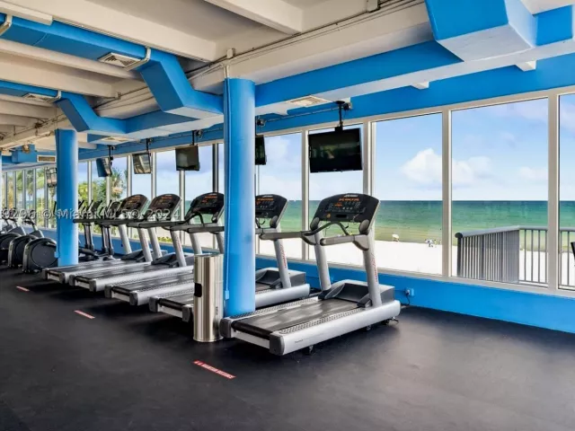 1-bedroom condo for rent in Miami Beach - 5401 Collins Ave 1123 - MondialRealty